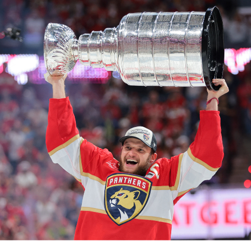 Florida Panthers lagkapten Aleksander Barkov opereras och tvingas stå ur spel i nio månader